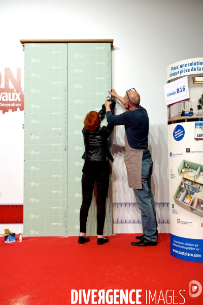 Illustration Mai 2014.Au salon Maison et Travaux,un atelier de pose de cloisons de mur de separation