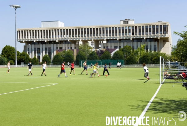 Illustration Mai 2014.Dans le 16 eme arrondissement, devant le batiment de l ambassade de la Federation de Russie, des joueurs de foot au stade de la Muette.