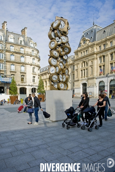 Illustration Mai 2014..L  Heure de tous, une oeuvre de 1985 du scuplteur Arman reinstallee à la fin des travaux sur le parvis de la Cour du Havre gare Saint Lazare.