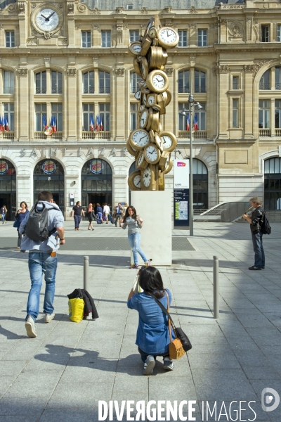 Illustration Mai 2014..L  Heure de tous, une oeuvre de 1985 du scuplteur Arman reinstallee à la fin des travaux sur le parvis de la Cour du Havre gare Saint Lazare.