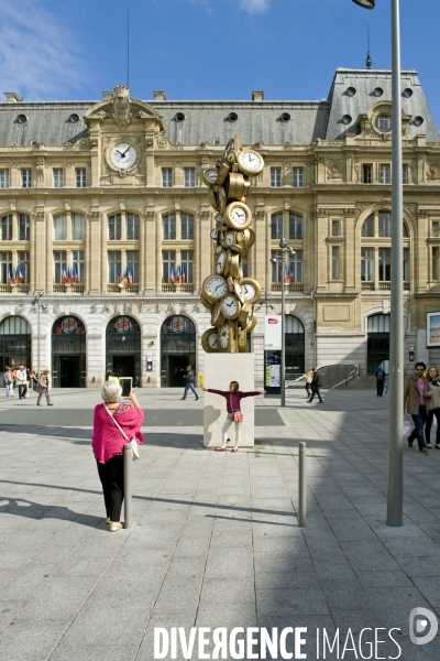 Illustration Mai 2014..L  Heure de tous, une oeuvre de 1985 du scuplteur Arman reinstallee à la fin des travaux sur le parvis de la Cour du Havre gare Saint Lazare.