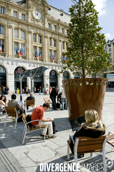 Illustration Mai 2014Sur le parvis reamenage de la Cour du Havre de la gare Saint Lazare, des gens se reposent sur des chaises