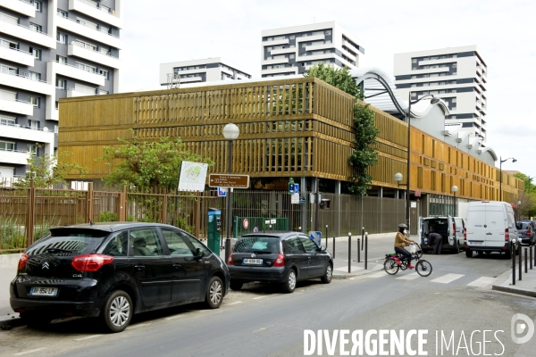 Illustration Mai 2014.La Cite Curial, devenue depuis sa rénovation lourde, la cite Michelet, la plus grande cité HLM, de la capitale, dans le 19 eme arrondissement.