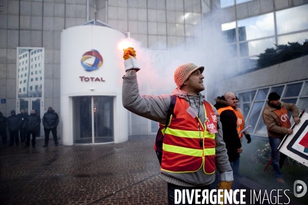 Manifestation des salariés de Total contre la fermeture du site de Dunkerque