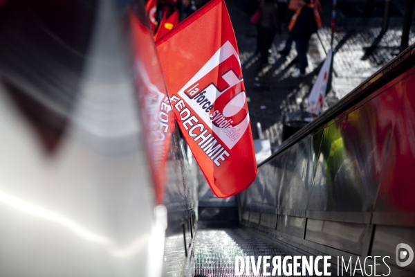 Manifestation des salariés de Total contre la fermeture du site de Dunkerque