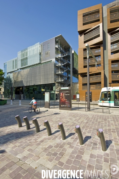 Le sport a Paris.Le centre sportif Jules Ladoumegue à Paris.Les tennis