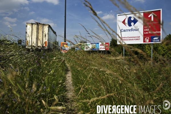 Pollution publicitaire à l entrée des villes. Les bas-cotés des routes sont envahis par les d immenses panneaux 4X3 m