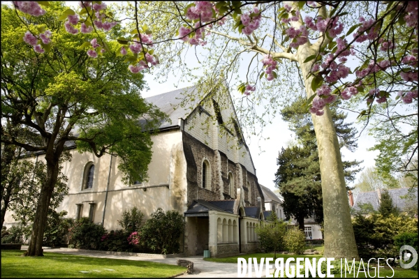 Le Musée Jean Lurçat et de la tapisserie contemporaine d Angers, situé dans l ancien hôpital médiéval Saint Jean, abrite le célèbre  Chant du monde  (1957-1966) de Jean Lurçat.