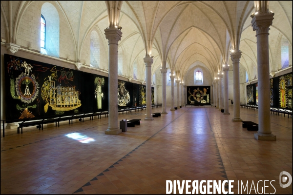 Le Musée Jean Lurçat et de la tapisserie contemporaine d Angers, situé dans l ancien hôpital médiéval Saint Jean, abrite le célèbre  Chant du monde  (1957-1966) de Jean Lurçat.