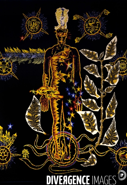 Le Musée Jean Lurçat et de la tapisserie contemporaine d Angers, situé dans l ancien hôpital médiéval Saint Jean, abrite le célèbre  Chant du monde  (1957-1966) de Jean Lurçat.