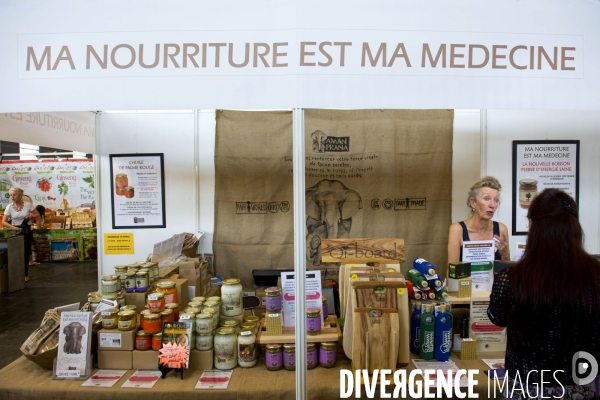 Le salon Naturally. Vivez nature.Vente d huile de palme rouge Aman Prana, qui renforce votre force vitale.