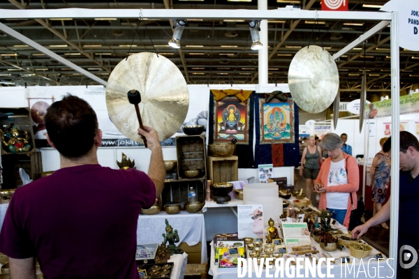 Le salon Naturally. Vivez nature..Stand de la société Jokat Pandora qui vend des bols chantants et des instruments de relaxation sonore.