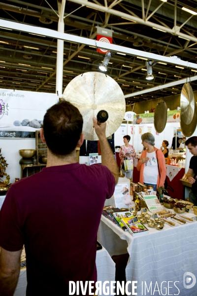 Le salon Naturally. Vivez nature.Stand de la société Jokat Pandora qui vend des bols chantants et des instruments de relaxation sonore.