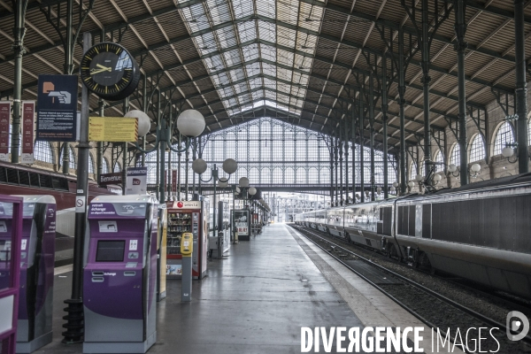 Grèves à la SNCF : les cols blancs enfilent leurs gilets rouges et descendent en gares pour accueillir les voyageurs