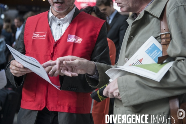 Grèves à la SNCF : les cols blancs enfilent leurs gilets rouges et descendent en gares pour accueillir les voyageurs