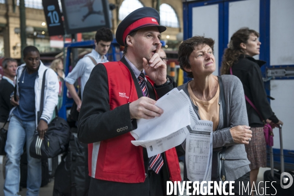 Grèves à la SNCF : les cols blancs enfilent leurs gilets rouges et descendent en gares pour accueillir les voyageurs