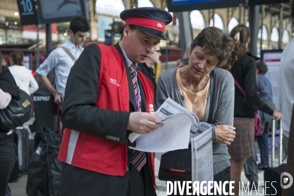 Grèves à la SNCF : les cols blancs enfilent leurs gilets rouges et descendent en gares pour accueillir les voyageurs