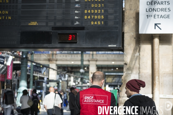 Grèves à la SNCF : les cols blancs enfilent leurs gilets rouges et descendent en gares pour accueillir les voyageurs