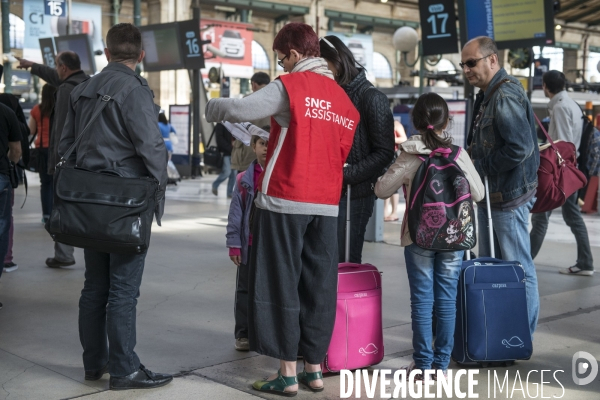 Grèves à la SNCF : les cols blancs enfilent leurs gilets rouges et descendent en gares pour accueillir les voyageurs