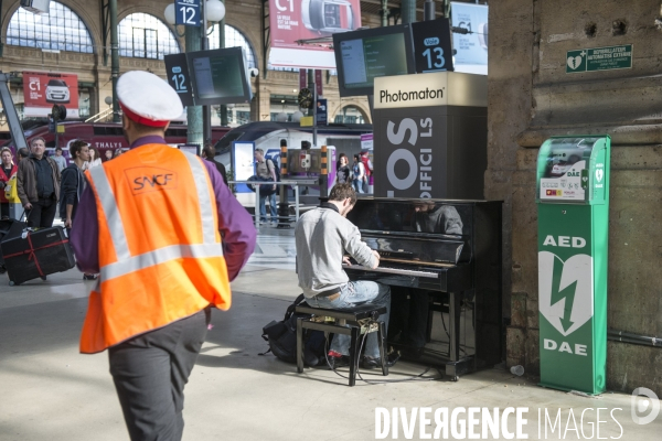 Grèves à la SNCF : les cols blancs enfilent leurs gilets rouges et descendent en gares pour accueillir les voyageurs