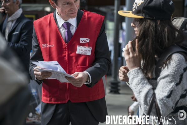 Grèves à la SNCF : les cols blancs enfilent leurs gilets rouges et descendent en gares pour accueillir les voyageurs