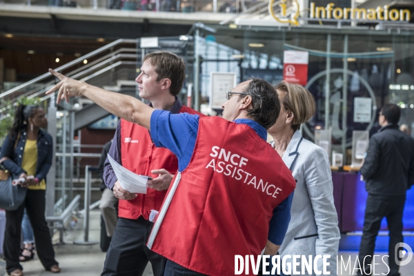 Grèves à la SNCF : les cols blancs enfilent leurs gilets rouges et descendent en gares pour accueillir les voyageurs