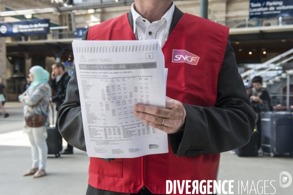 Grèves à la SNCF : les cols blancs enfilent leurs gilets rouges et descendent en gares pour accueillir les voyageurs