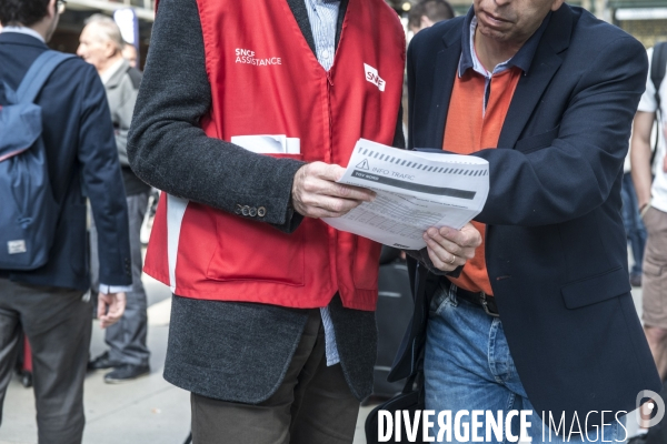 Grèves à la SNCF : les cols blancs enfilent leurs gilets rouges et descendent en gares pour accueillir les voyageurs