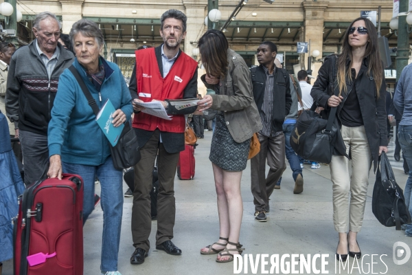 Grèves à la SNCF : les cols blancs enfilent leurs gilets rouges et descendent en gares pour accueillir les voyageurs