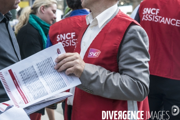 Grèves à la SNCF : les cols blancs enfilent leurs gilets rouges et descendent en gares pour accueillir les voyageurs