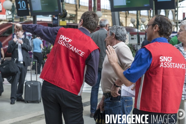 Grèves à la SNCF : les cols blancs enfilent leurs gilets rouges et descendent en gares pour accueillir les voyageurs