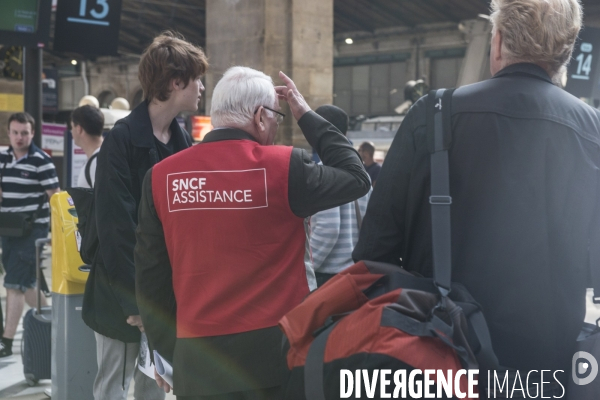 Grèves à la SNCF : les cols blancs enfilent leurs gilets rouges et descendent en gares pour accueillir les voyageurs