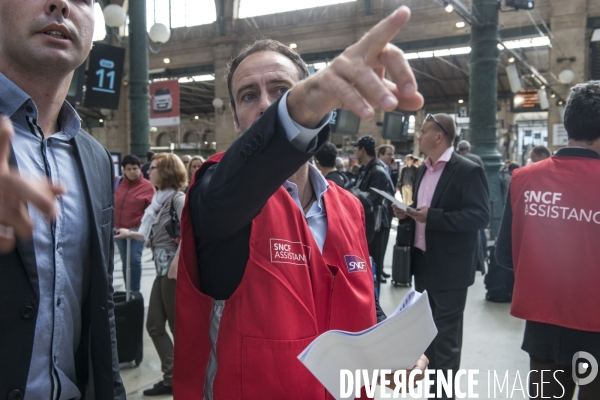Grèves à la SNCF : les cols blancs enfilent leurs gilets rouges et descendent en gares pour accueillir les voyageurs
