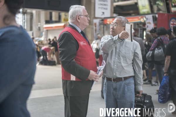 Grèves à la SNCF : les cols blancs enfilent leurs gilets rouges et descendent en gares pour accueillir les voyageurs