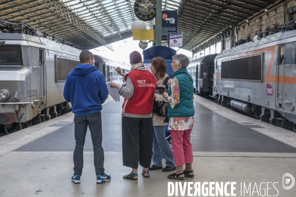 Grèves à la SNCF : les cols blancs enfilent leurs gilets rouges et descendent en gares pour accueillir les voyageurs