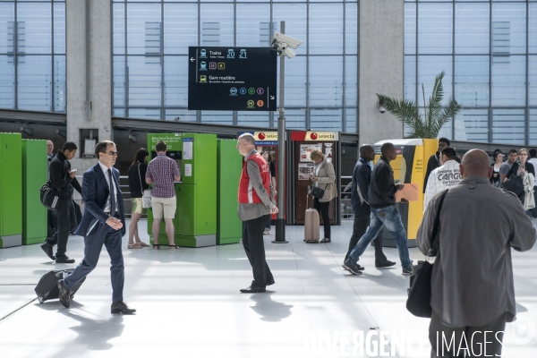 Grèves à la SNCF : les cols blancs enfilent leurs gilets rouges et descendent en gares pour accueillir les voyageurs