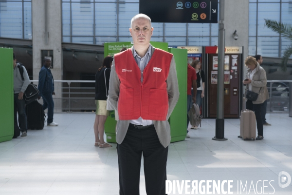 Grèves à la SNCF : les cols blancs enfilent leurs gilets rouges et descendent en gares pour accueillir les voyageurs