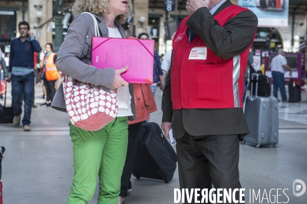 Grèves à la SNCF : les cols blancs enfilent leurs gilets rouges et descendent en gares pour accueillir les voyageurs