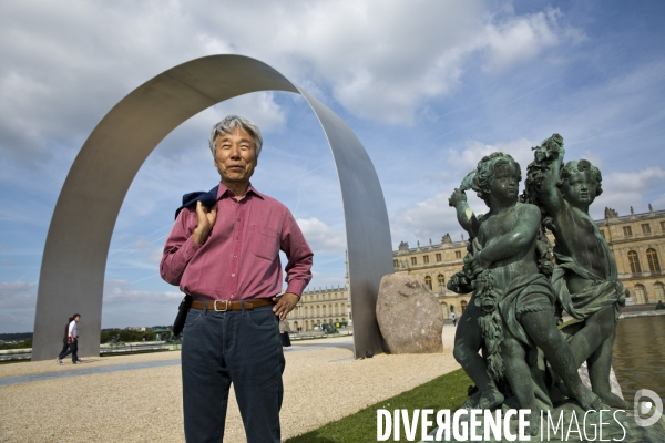 Promenade dans les jardins du château avec Lee UFAN, choisi comme artiste contemporain de l année 2014 à Versailles.