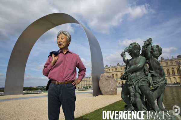 Promenade dans les jardins du château avec Lee UFAN, choisi comme artiste contemporain de l année 2014 à Versailles.