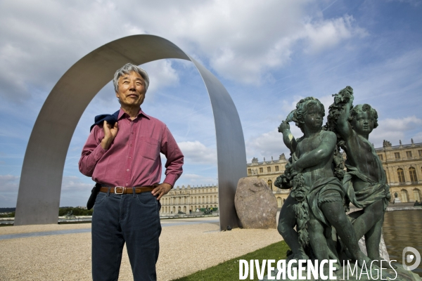 Promenade dans les jardins du château avec Lee UFAN, choisi comme artiste contemporain de l année 2014 à Versailles.