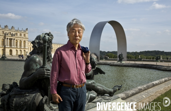 Promenade dans les jardins du château avec Lee UFAN, choisi comme artiste contemporain de l année 2014 à Versailles.