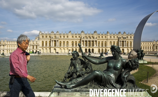 Promenade dans les jardins du château avec Lee UFAN, choisi comme artiste contemporain de l année 2014 à Versailles.