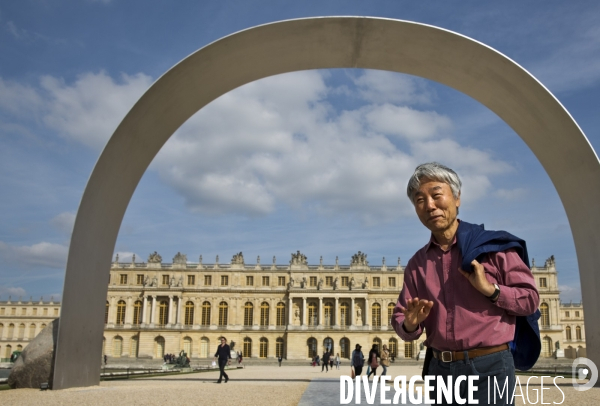 Promenade dans les jardins du château avec Lee UFAN, choisi comme artiste contemporain de l année 2014 à Versailles.