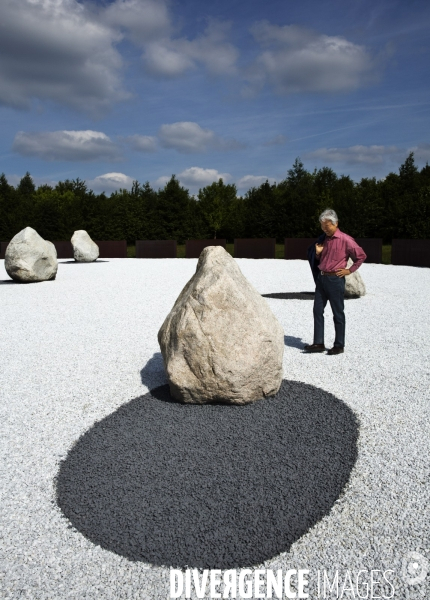 Promenade dans les jardins du château avec Lee UFAN, choisi comme artiste contemporain de l année 2014 à Versailles.