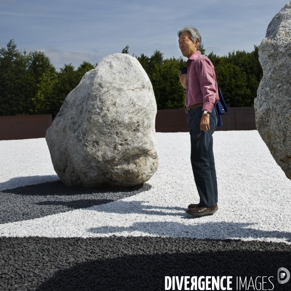 Promenade dans les jardins du château avec Lee UFAN, choisi comme artiste contemporain de l année 2014 à Versailles.