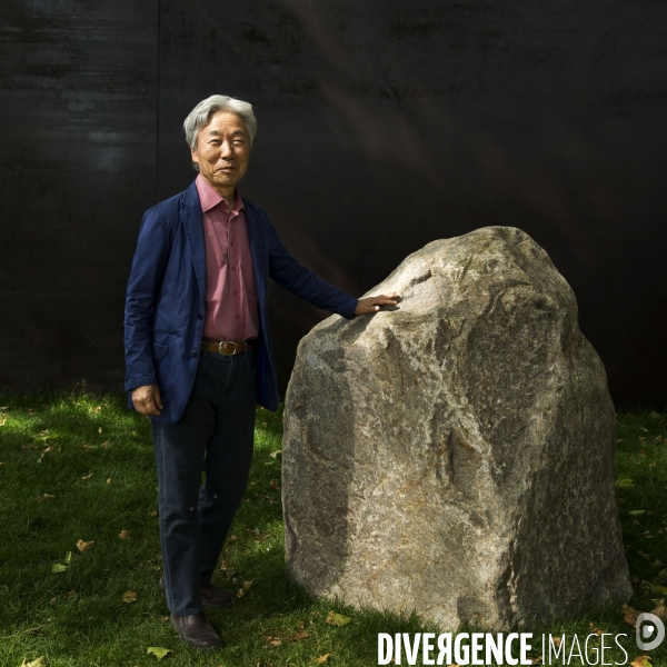 Promenade dans les jardins du château avec Lee UFAN, choisi comme artiste contemporain de l année 2014 à Versailles.