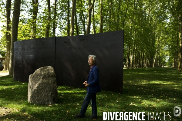 Promenade dans les jardins du château avec Lee UFAN, choisi comme artiste contemporain de l année 2014 à Versailles.