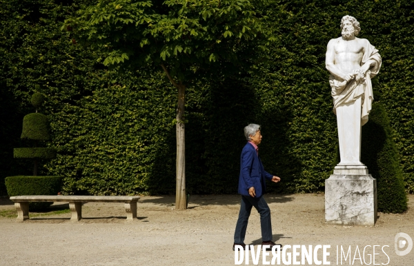 Promenade dans les jardins du château avec Lee UFAN, choisi comme artiste contemporain de l année 2014 à Versailles.