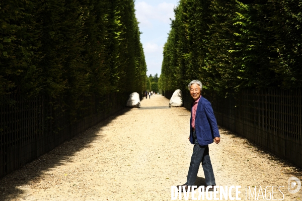 Promenade dans les jardins du château avec Lee UFAN, choisi comme artiste contemporain de l année 2014 à Versailles.